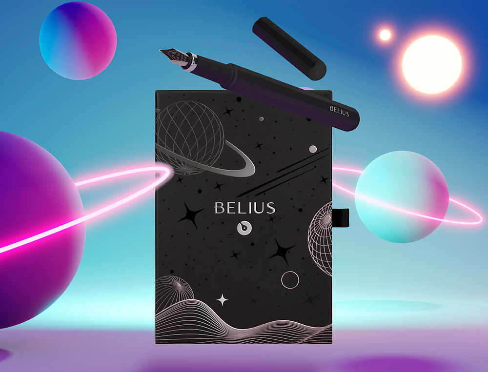 STYLO-PLUME ET ETUI EN SIMILI CUIR BELIUS SPACE B MONOCHROME SANS AGRAFE ENCRE BLEUE COLORIS NOIR DANS COFFRET CADEAU